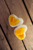 jajka w kształcie serca na starym woo